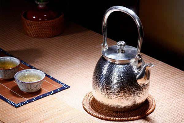 用银壶泡茶好不好 银壶泡茶的好处是什么