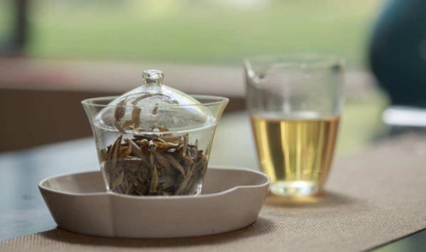 茶艺品饮分三步：观色、闻香、品味