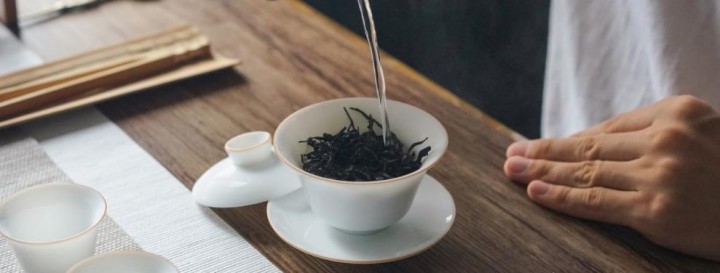 品茶是一种身心的修养，品茶记得一定要放松下来。