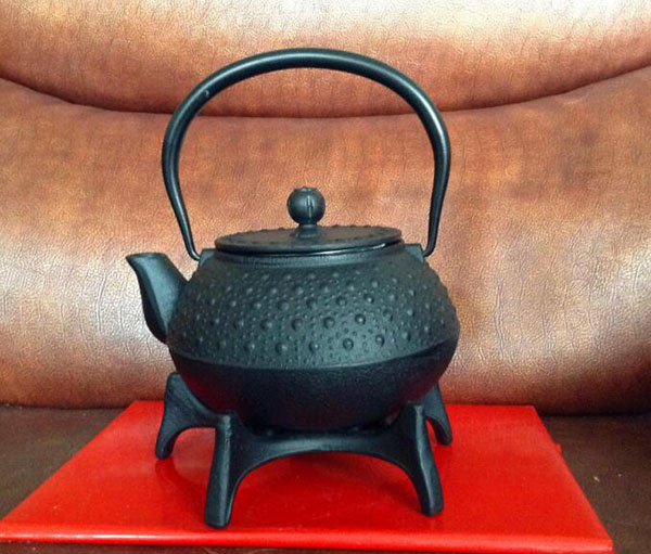 铁茶壶该怎样开壶和养壶 你必须知道铁茶壶煮茶的使用方法