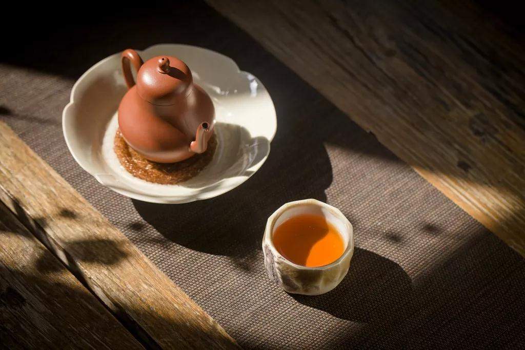 盖碗泡茶和紫砂壶泡茶有什么区分？