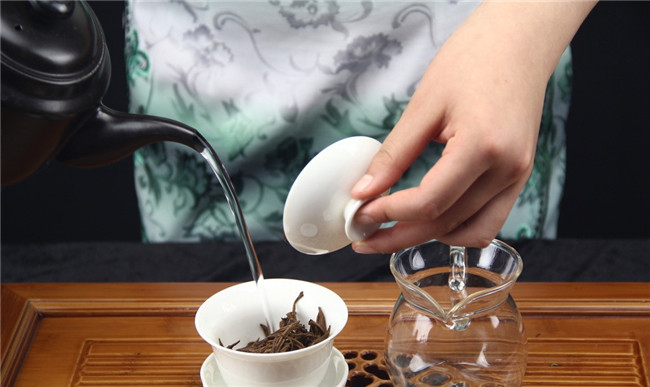 正确的盖碗泡茶方法 一只盖碗泡尽所有茶